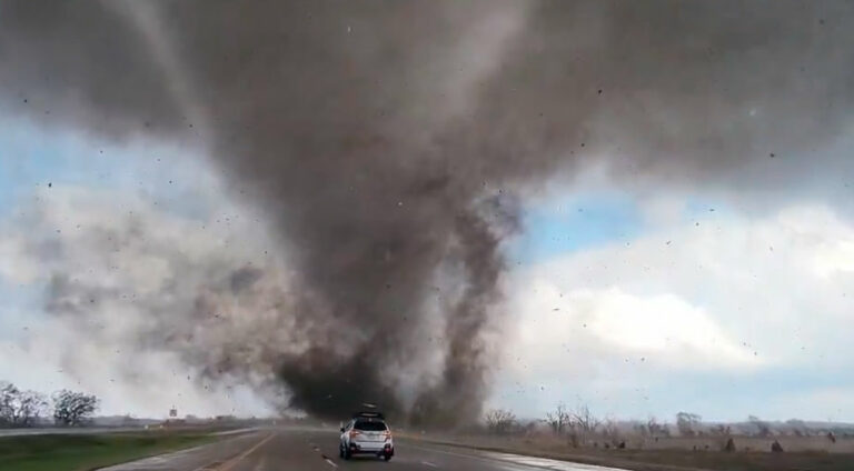 Videos captan impresionantes tornados en Estados Unidos