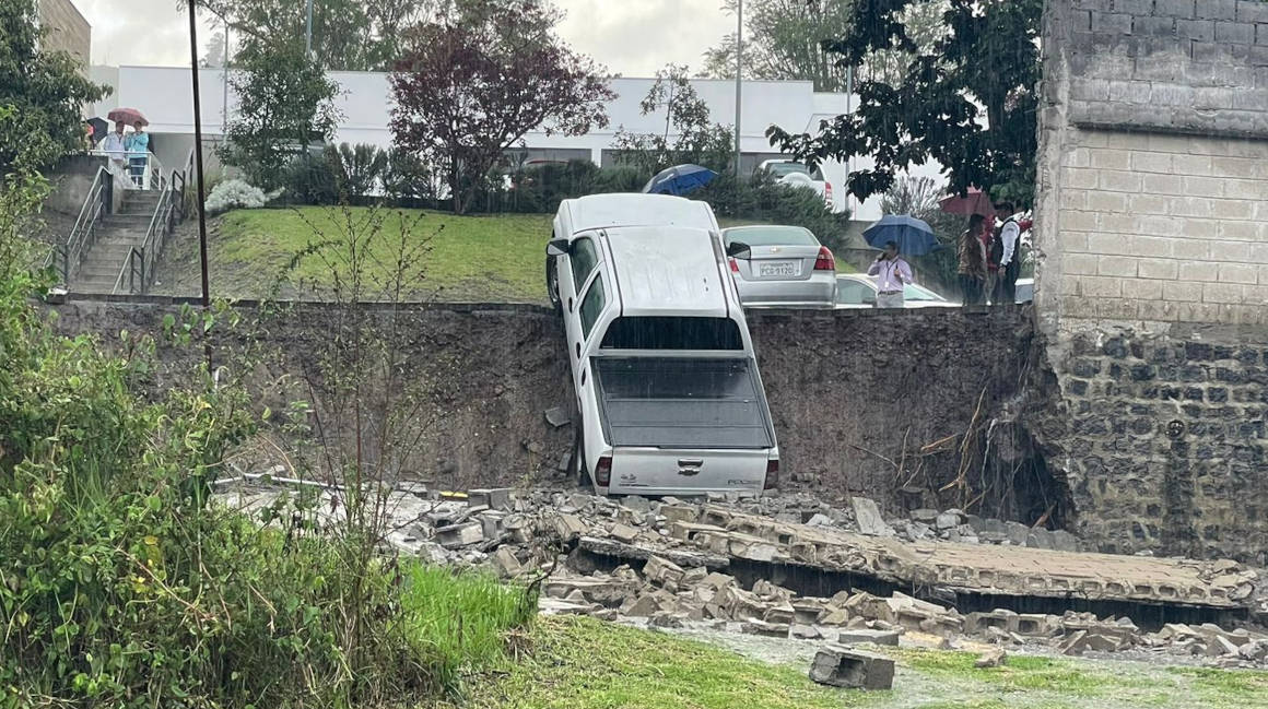 Un vehículo sufrió daños por las lluvias del 26 de abril de 2024, en Quito.