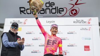 Richard Carapaz festeja en el podio su victoria en la etapa reina del Tour de Romandía, el 27 de abril de 2024.