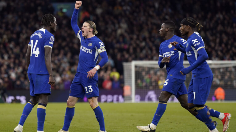 Los jugadores del Chelsea festejan el gol de Gallagher, ante el Aston Villa, el 27 de abril de 2024. 