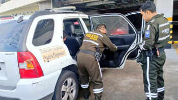 Dos hombres fueron detenidos tras una persecución, en Quito, donde también hubo un policía herido.