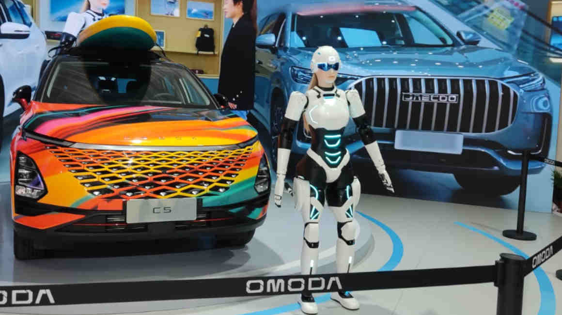 El primer robot con forma humana, del grupo Chery, estará en puntos de venta en 2025.