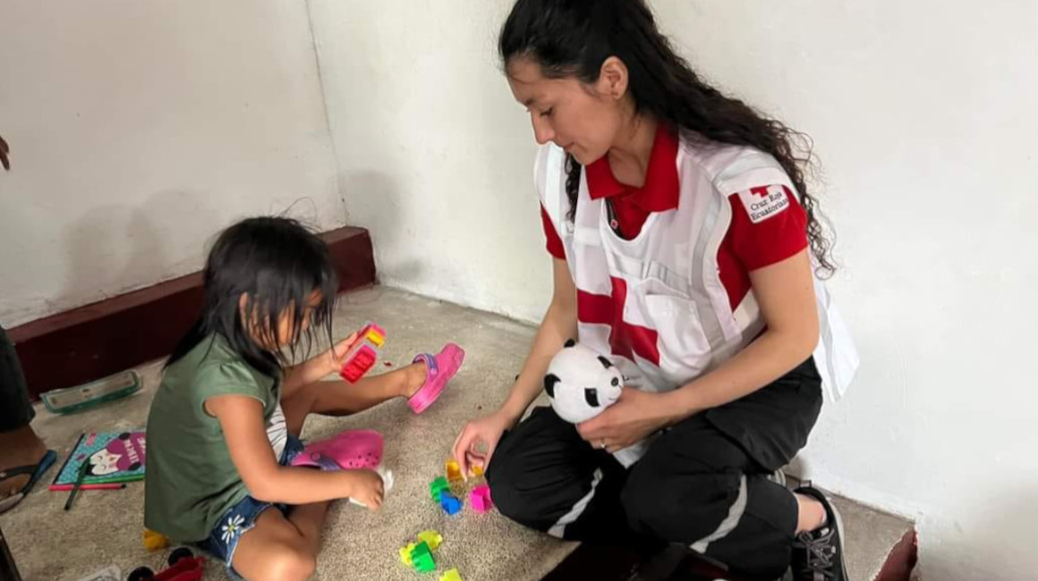 Mientras los adultos esperan angustiados, los niños se entretenían con juegos junto a la Cruz Roja.