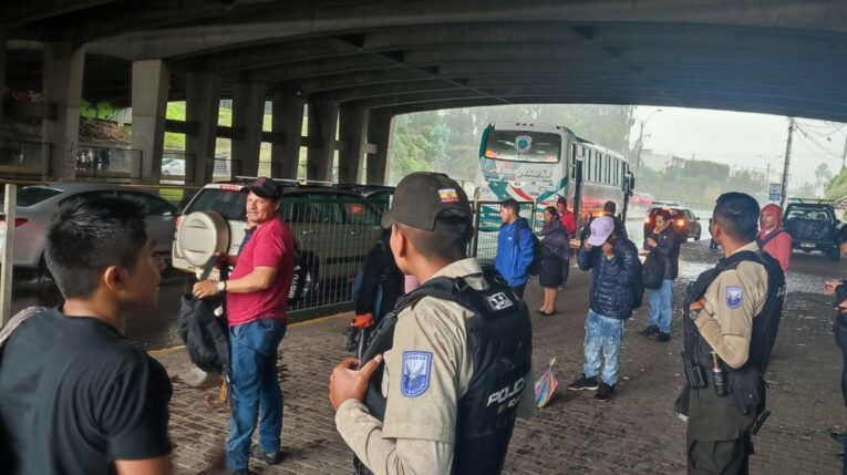 Personas esperan un bus en la intersección de la avenida Simón Bolívar y la Autopista General Rumiñahui, el 27 de abril de 2024.