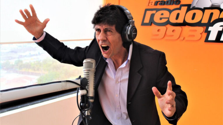 Javier Dávila durante un relato en la Radio Redonda.