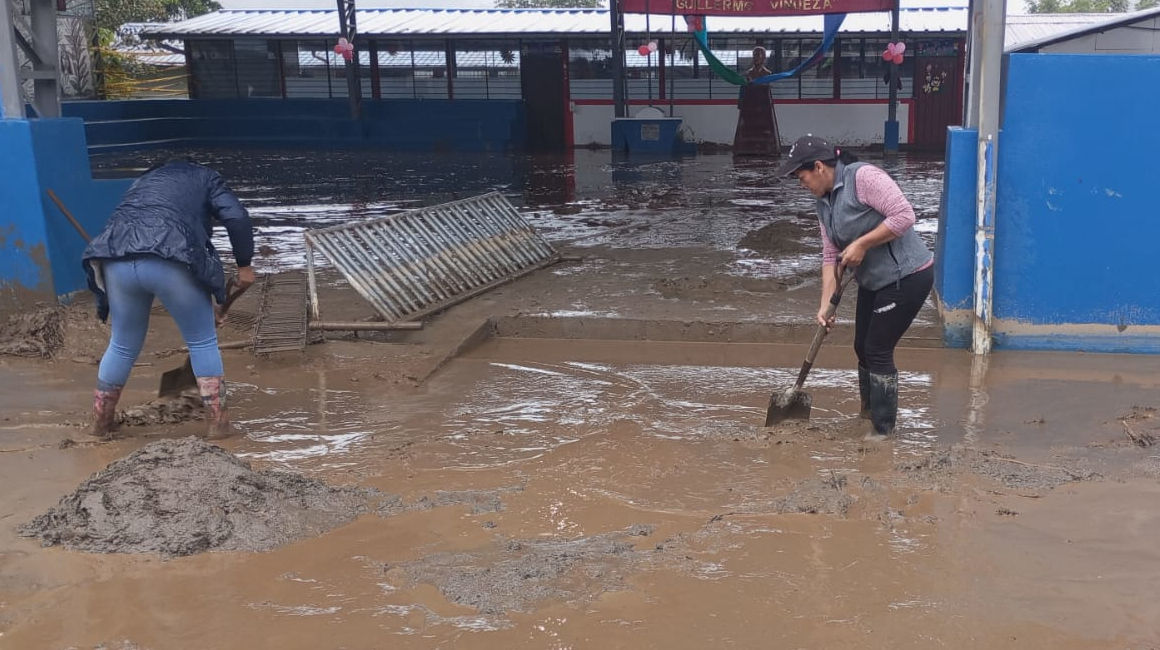 Moradores de Quijos, en Napo, realizan la limpieza de predios afectados por las inundaciones, el 27 de abril de 2024.
