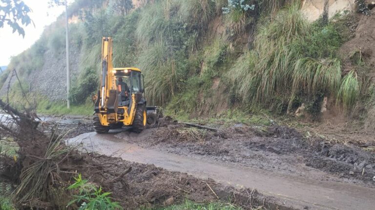 Quito: Deslizamientos en la avenida Simón Bolívar y una vía colapsa en Llano Chico