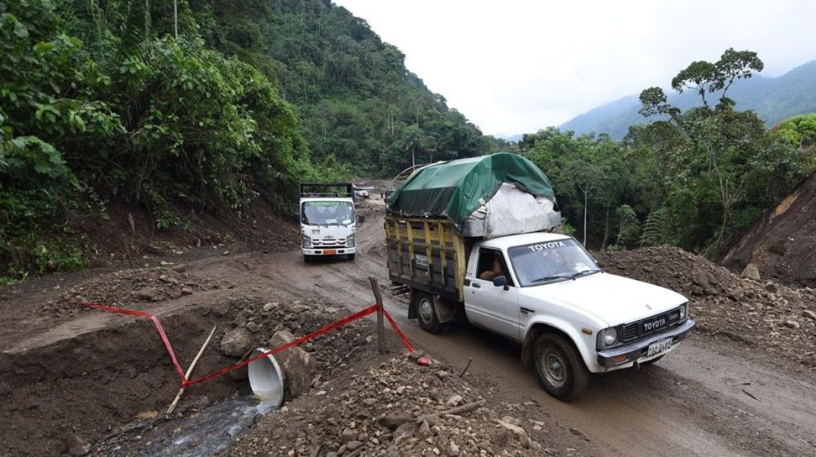 Vehículos circulan por la vía Riobamba - Pallatanga - Cumandá, el 26 de abril de 2024.
