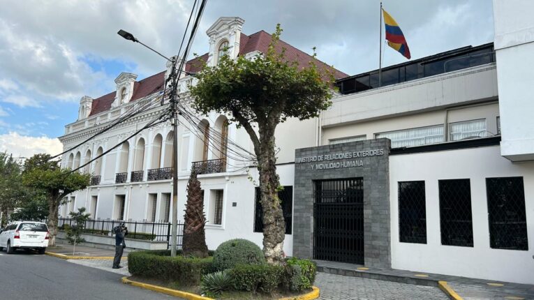 La Cancillería de Ecuador confirmó este 29 de abril la presentación de una denuncia en contra del Estado mexicano.