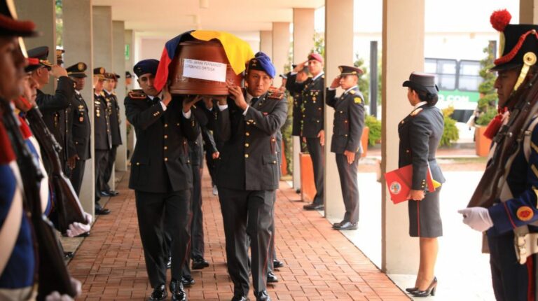 El último adiós: Familiares y Ejército rinden homenaje a militares muertos en Pastaza