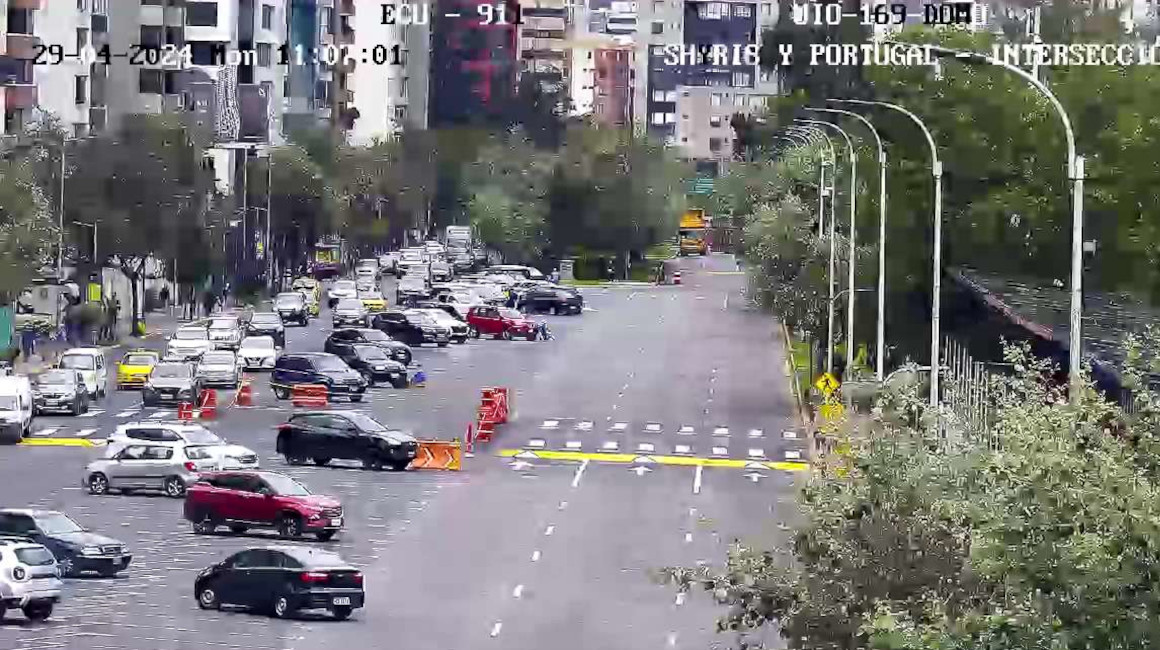 Imagen de la avenida De los Shyris, cerrada por los trabajos que ejecuta el Municipio de Quito.