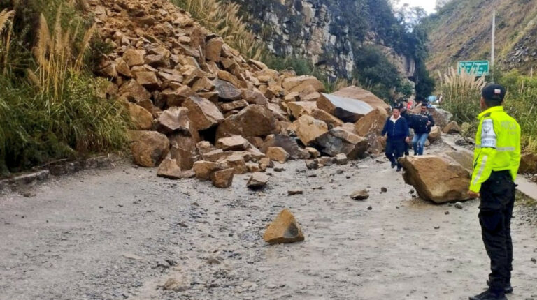Otra vía cerrada: enormes rocas bloquean la carretera Gualaceo-Limón