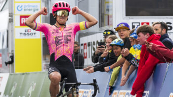 Richard Carapaz festeja su victoria en la Etapa 4 del Tour de Romandía, el 29 de abril de 2024.