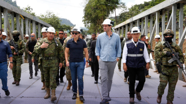 El presidente Daniel Noboa y el ministro Roberto Luque recorrieron el puente en Santo Domingo.