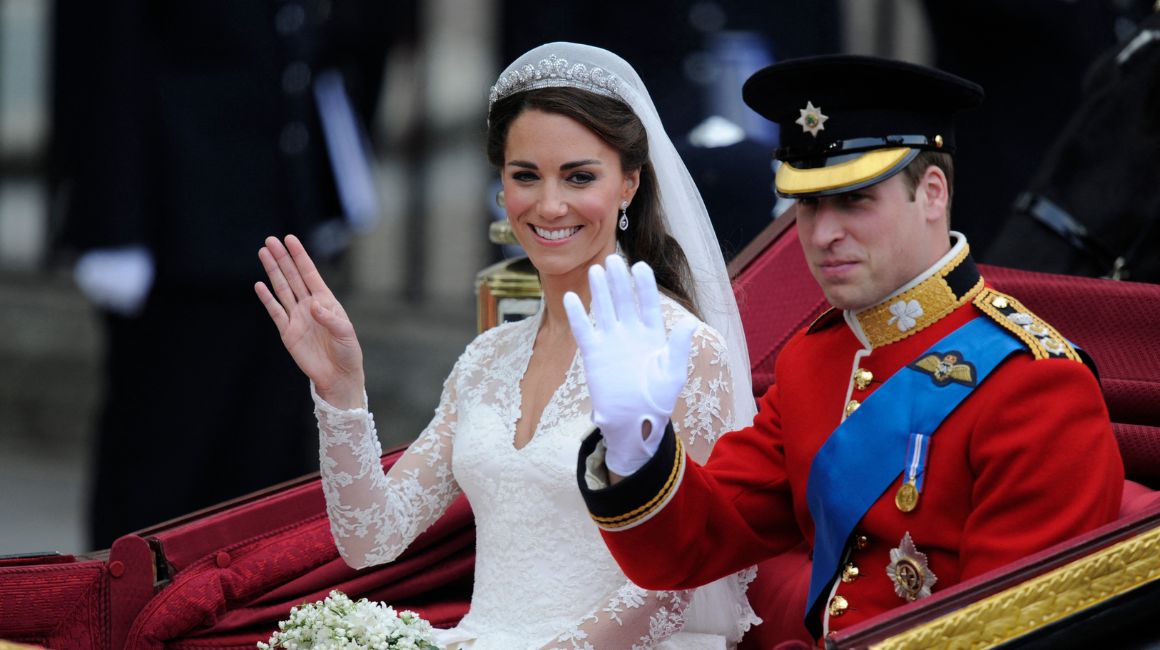 Los recién casados príncipe William y princesa Kate Middleton saludando a la multitud, el 29 de abril de 2011.