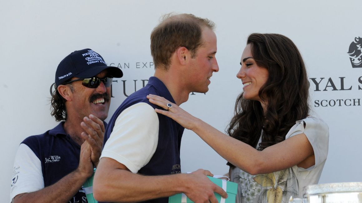 Imagen del 9 de julio del 2011, cuando Kate Middleton sube a entregarle un premio al príncipe William por un torneo de Polo.