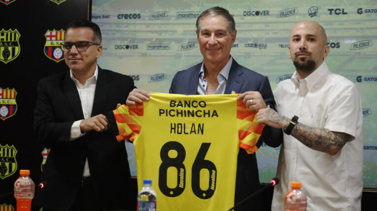 Ariel Holan (centro) con la camiseta de Barcelona SC durante su presentación como nuevo técnico, el lunes 29 de abril de 2024.