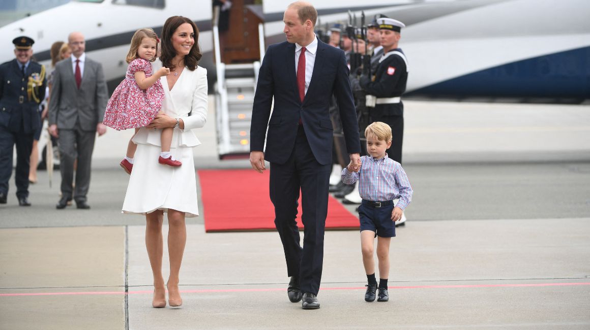 La familia real llegando a un aeropuerto en Warsaw, Polonia, en julio del 2017. 