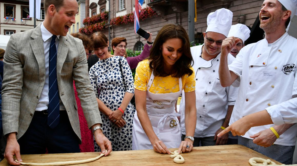 Los príncipes haciendo pretzels durante una visita a Alemania, en julio del 2017.