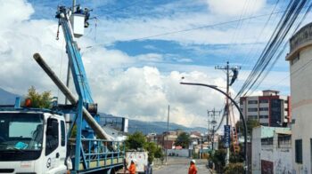 Imagen referencial. Personal de la Empresa Eléctrica de Quito realiza trabajos de mantenimiento, el 28 de abril de 2024.