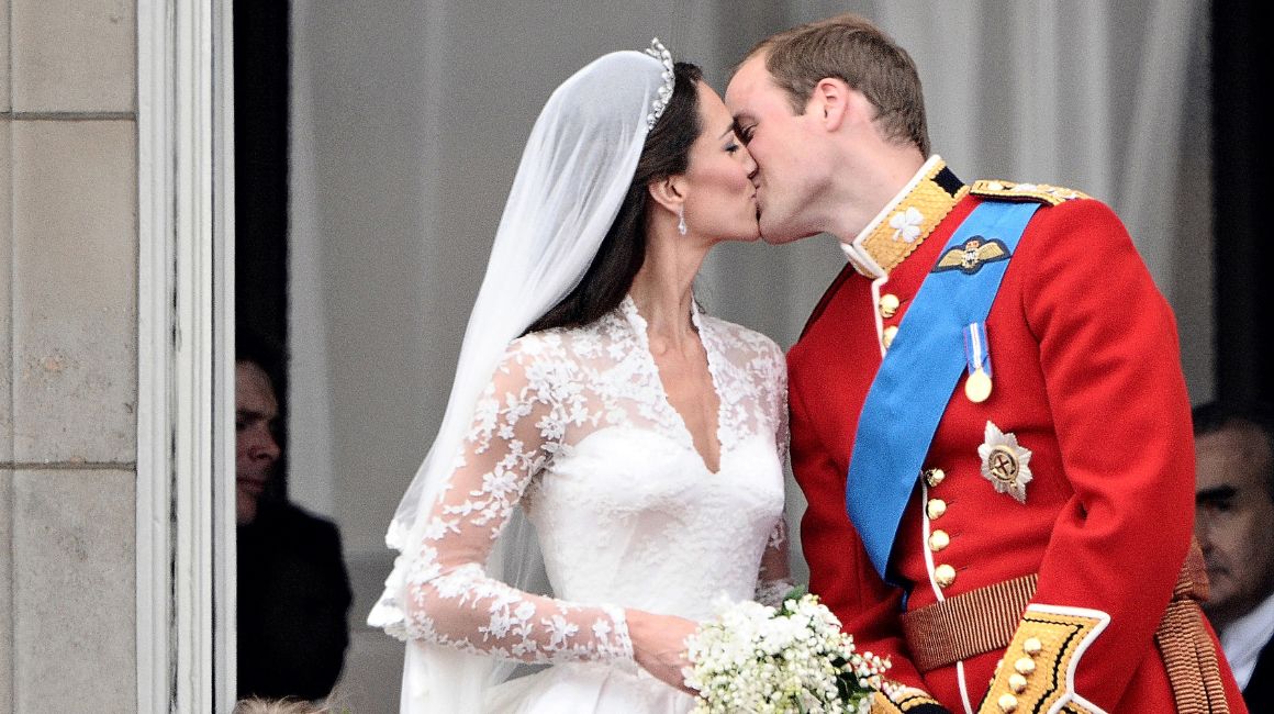 El tradicional beso en el balcón tras la ceremonia de boda entre Kate Middleton y el príncipe William, el 29 de abril del 2011.