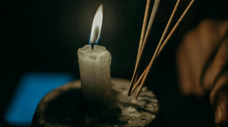 Imagen referencial de una vela encendida, debido a los cortes de luz en Guayaquil.