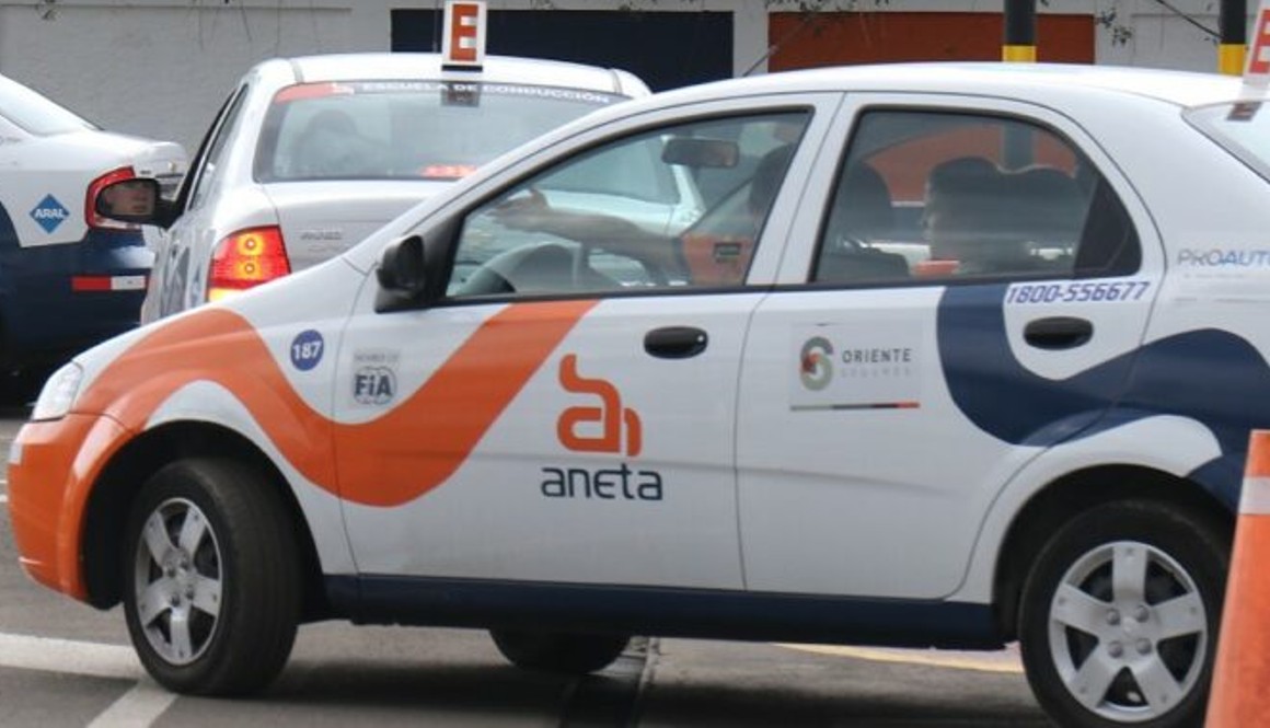 Imagen referencial de carros de las escuelas de conducción Aneta.