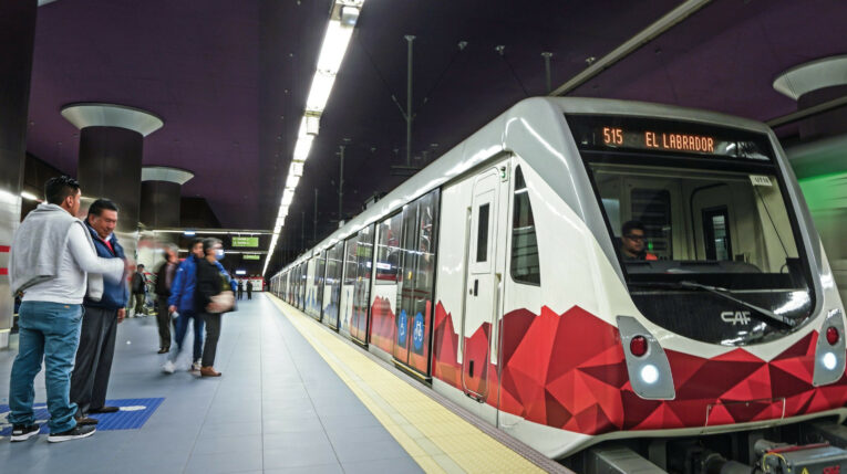 Un tren del Metro de Quito se dirige hacia la estación El Labrador, el 3 de abril de 2024.