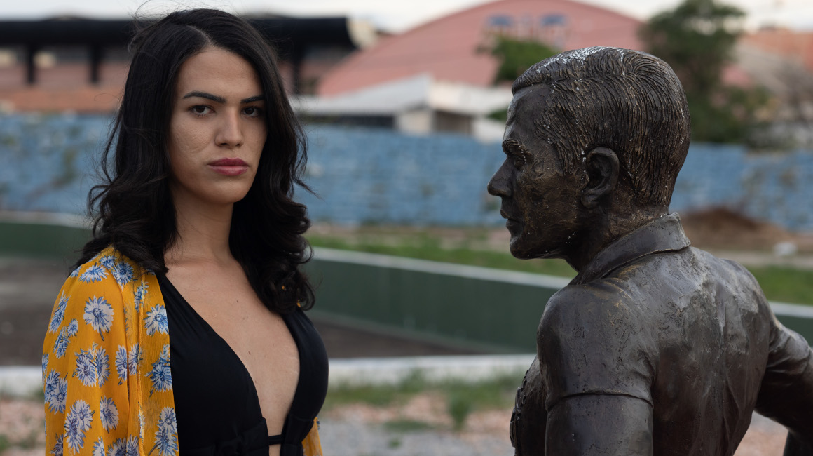 Fotografía de archivo fechada el 27 de marzo de 2024 de la estudiante y activista Manuella Tyler Medrado posando junto a una escultura en homenaje al exfutbolista brasileño Dani Alves.
