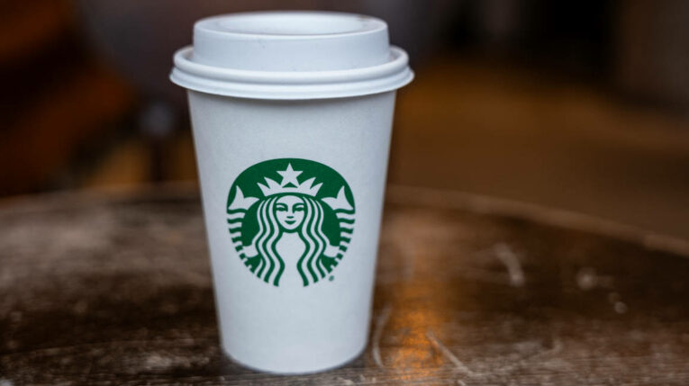 Imagen referencial de un vaso de la marca de café Starbucks.