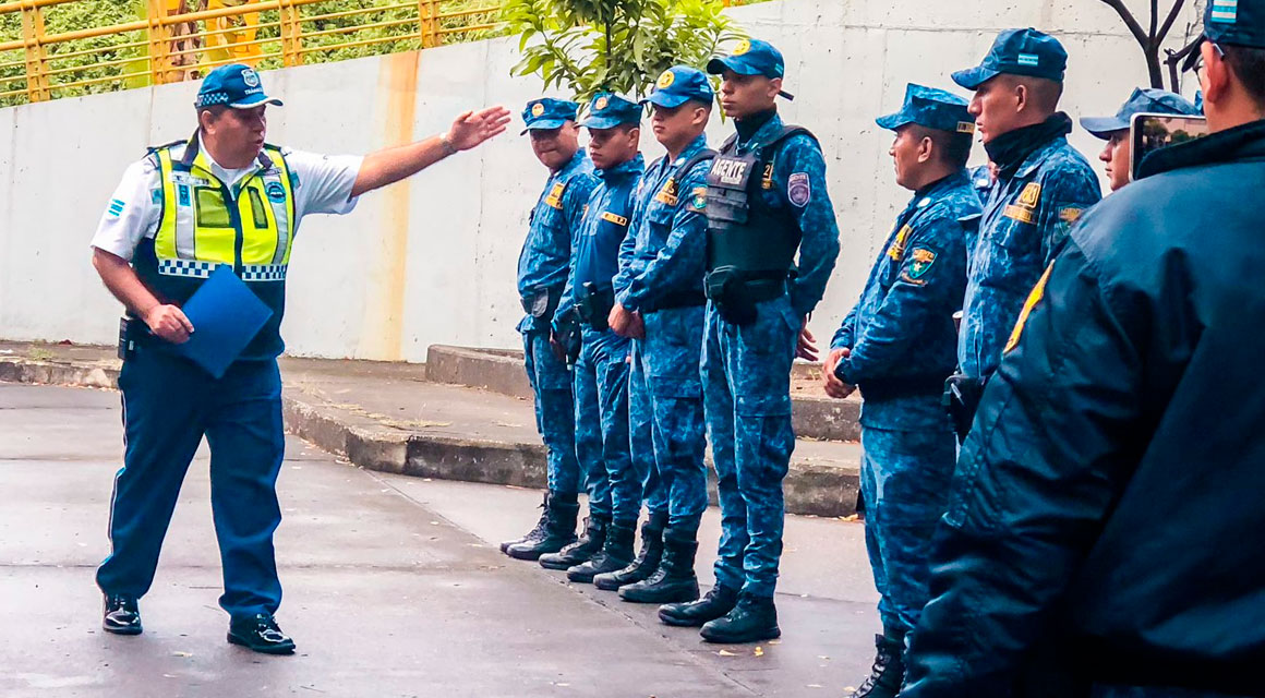 Un agente de tránsito de Guayaquil brinda una capacitación a personal de Segura EP.
