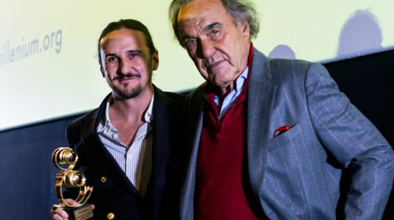 Ecuatoriano recibe premio simbólico de manos de Oliver Stone, en el Millenium Festival