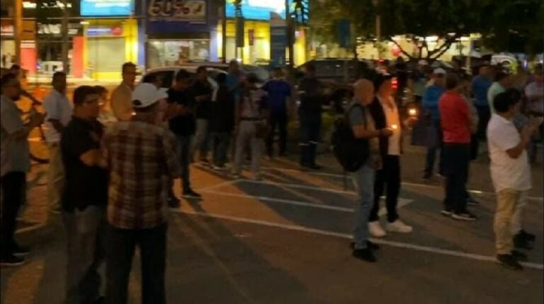 Funcionarios de Alcaldía de Manta protestan por salarios impagos