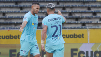 Los jugadores de Universidad Católica festejan un gol ante Cumbayá, por LigaPro, el sábado 27 de abril de 2024.