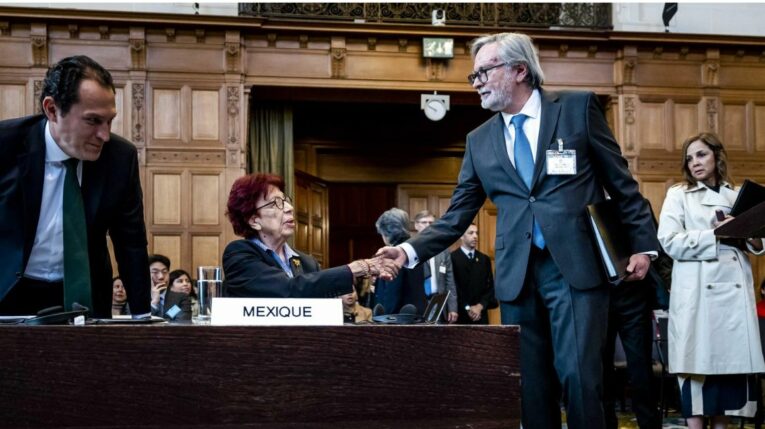 Andrés Terán Parral (R), Embajador de Ecuador en Países Bajos, estrecha la mano de la Embajadora de México en Países Bajos, Carmen Moreno Toscano, el 30 de abril de 2024.