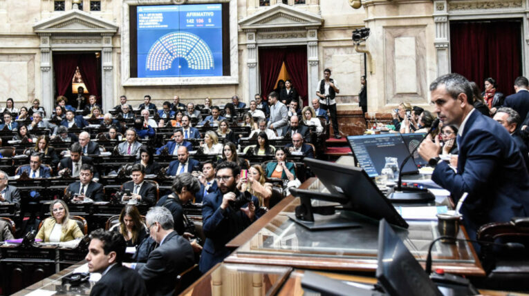 El presidente de la Cámara de Diputados de Argentina, Martín Menem, anuncia el resultado de la votación del proyecto en general de la Ley Bases y Puntos de Partida para la Libertad de los Argentinos, más conocida como 'ley ómnibus', impulsada por el Ejecutivo de Javier Milei, este 30 de abril de 2024, en el Congreso de la Nación.