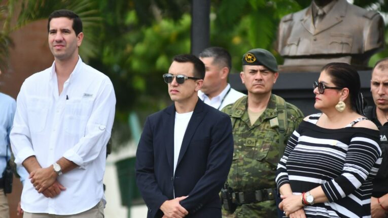 El presidente Daniel Noboa, acompañado de sus ministros, en un acto público en Manta, el 2 de abril de 2024.
