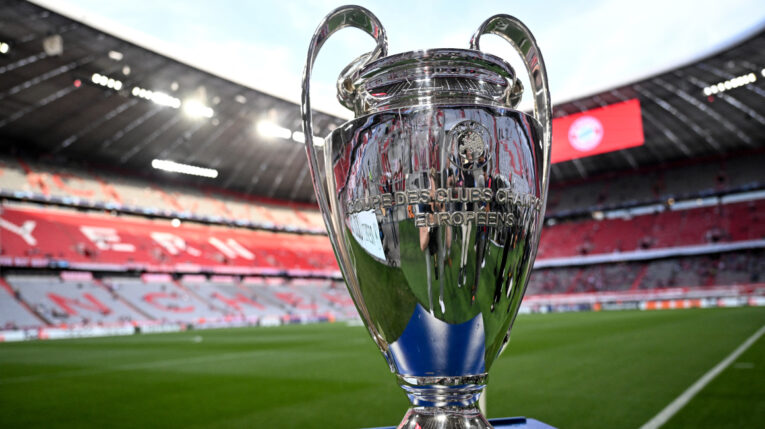 Trofeo de la Champions League en la semifinal entre el Bayer Múnich y el  Real Madrid, 30 de abril de 2024.