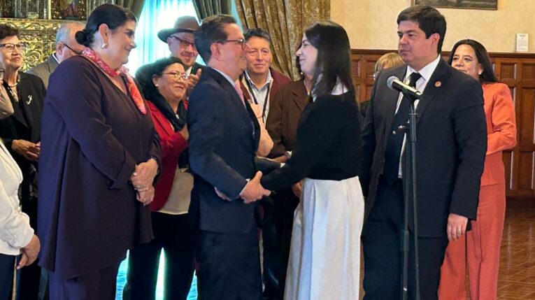 Roberto Izurieta llegó acompañado por la nueva secretaria de Comunicación, Irene Vélez.