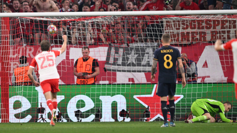 Harry Kane marcando du gol de penal ante el Real Madrid durante la semifinal de la Champions League, 30 de abril de 2024.