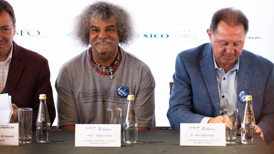Carlos Valderrama y Álex Aguinaga, durante una rueda de prensa en Quito, el 30 de abril de 2024.