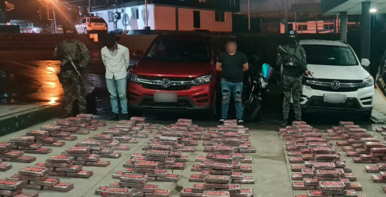 Al seguir a motociclista, Policía incauta más de media tonelada de droga en Napo