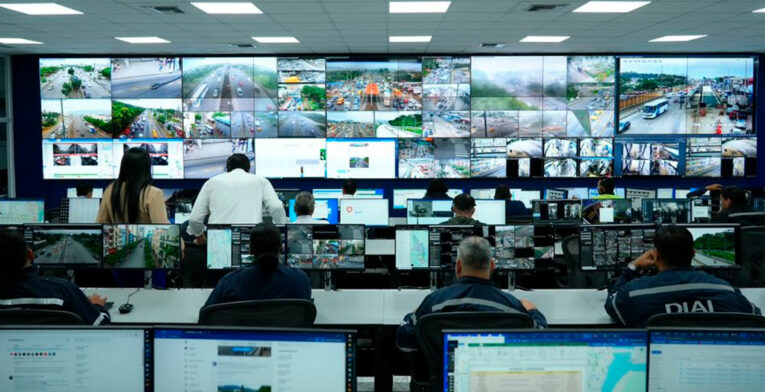 Funcionarios realizan monitoreo en el Centro de Control Integrado de Tránsito y Transporte de Guayaquil.