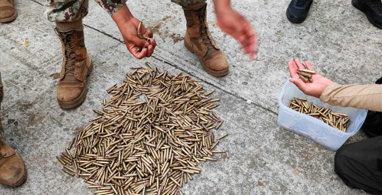 Militares muestran las municiones decomisadas en las cárceles de Ecuador.