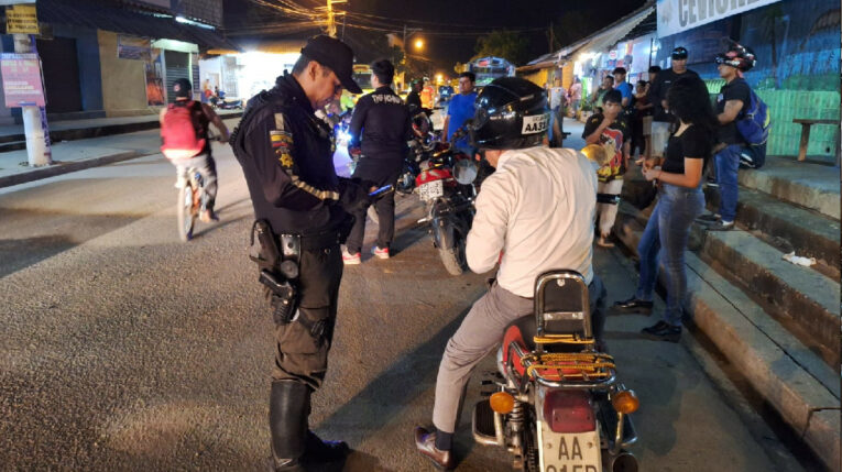 Policías en un operativo de control el 27 de abril de 2'24 en Guayas.