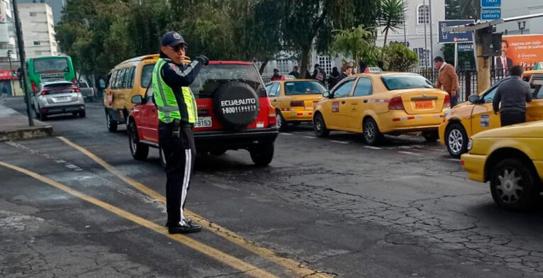 Un agente de tránsito dirige el tráfico en Quito.