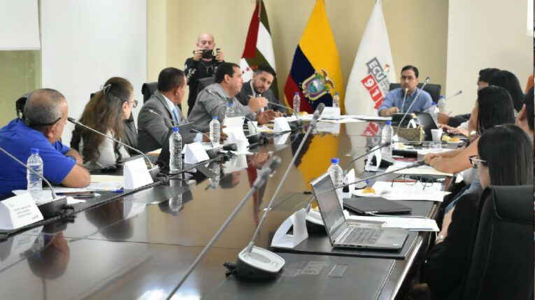 Alex Villacrés, viceministro de Obras Públicas, en reunión con autoridades de Manabí el 30 de abril de 2024.