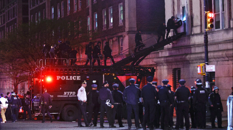 Oficiales de la policía de Nueva York con equipo antidisturbios irrumpen en un edificio de la Universidad de Columbia, donde los estudiantes pro-palestinos están atrincherados dentro de un edificio y han establecido un campamento, en la ciudad de Nueva York el 30 de abril de 2024.