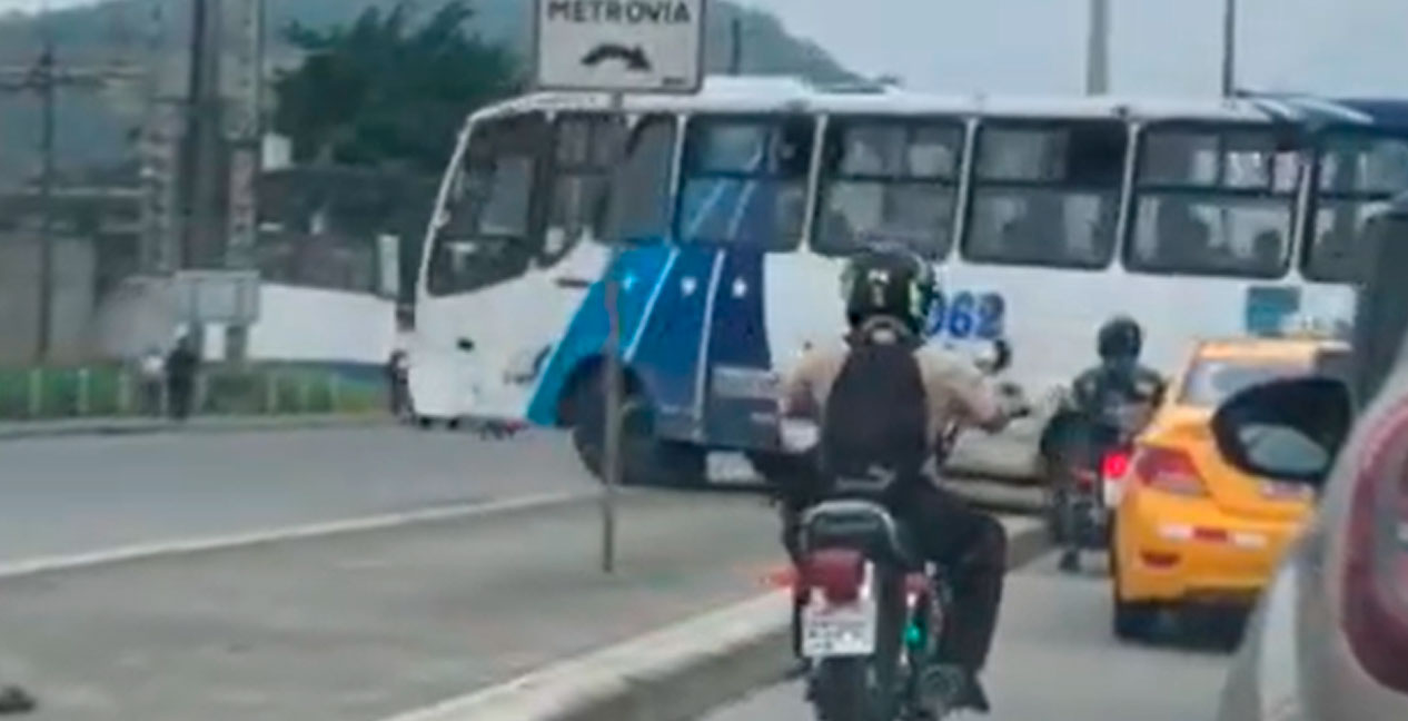 ATM sanciona a bus con pasajeros que giró sobre una vereda en Guayaquil