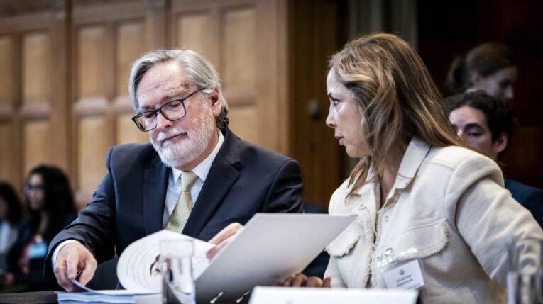 Andres Teran Parral, embajador de Ecuador ante los Países Bajos, y Ana María Larrea, directora de Asuntos Internacionales, en la segunda audiencia en La Haya, el 1 de mayo de 2024.